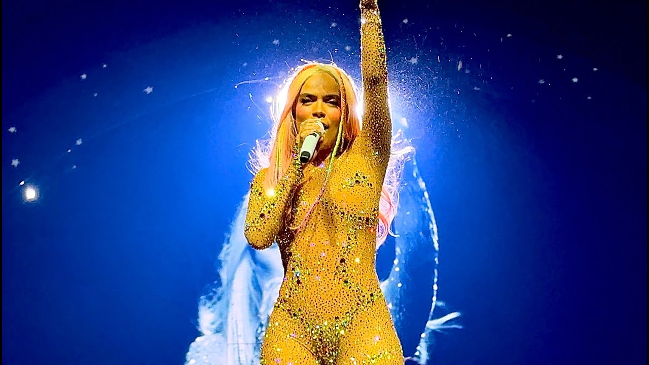 Karol G live concert performance Mañana Será Bonito Tour
