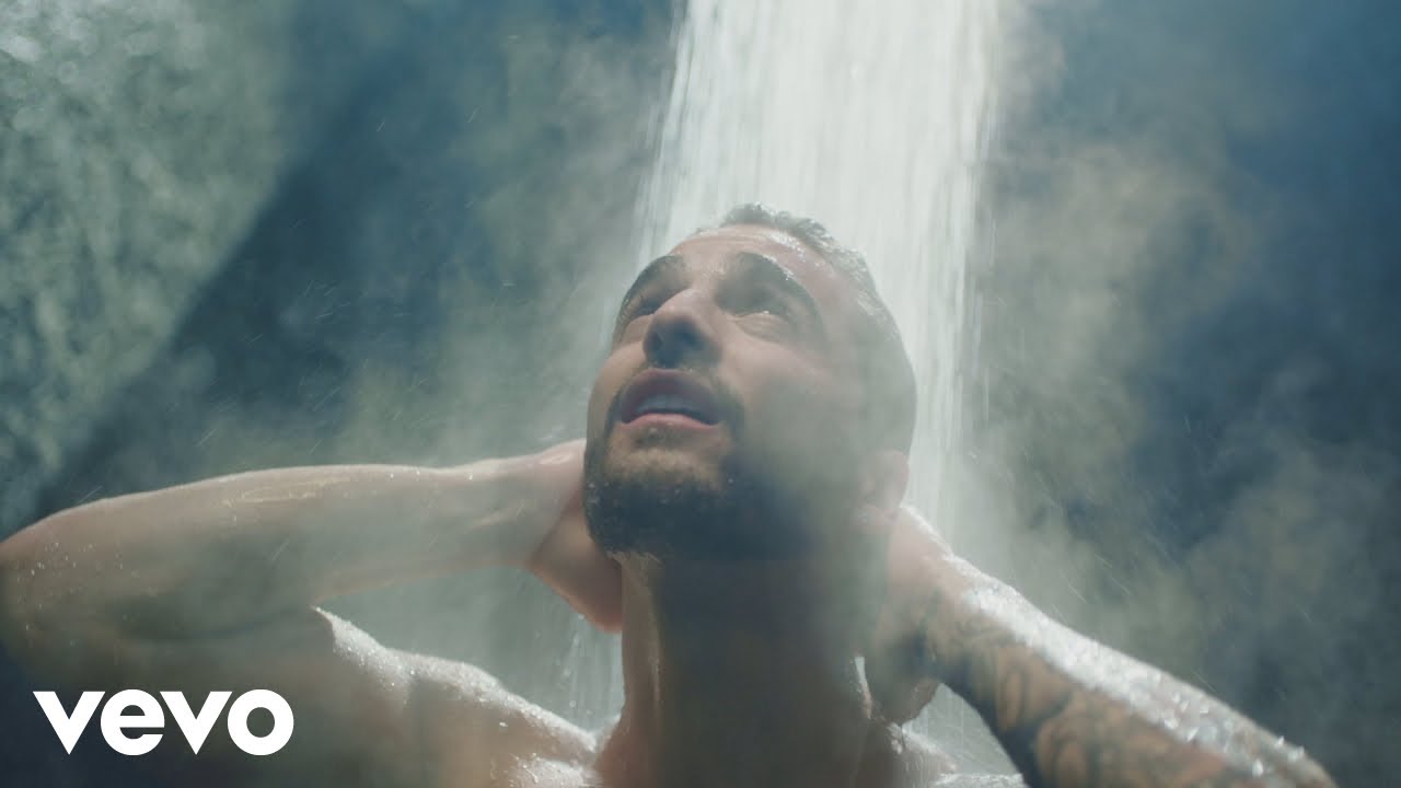 Maluma performing Felices los 4 music video