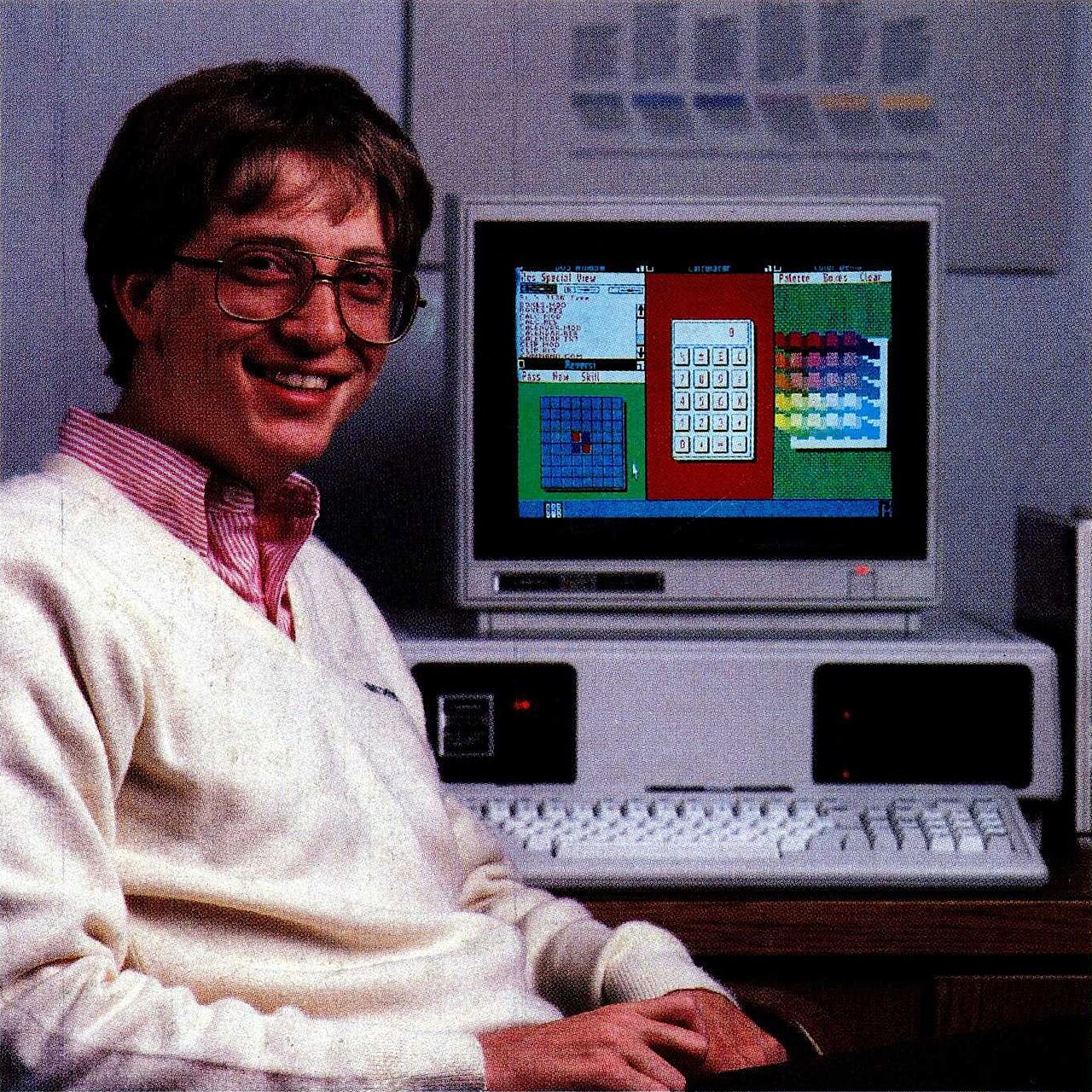 Bill Gates with a Tandy 2000 running Windows 1.0 in 1984