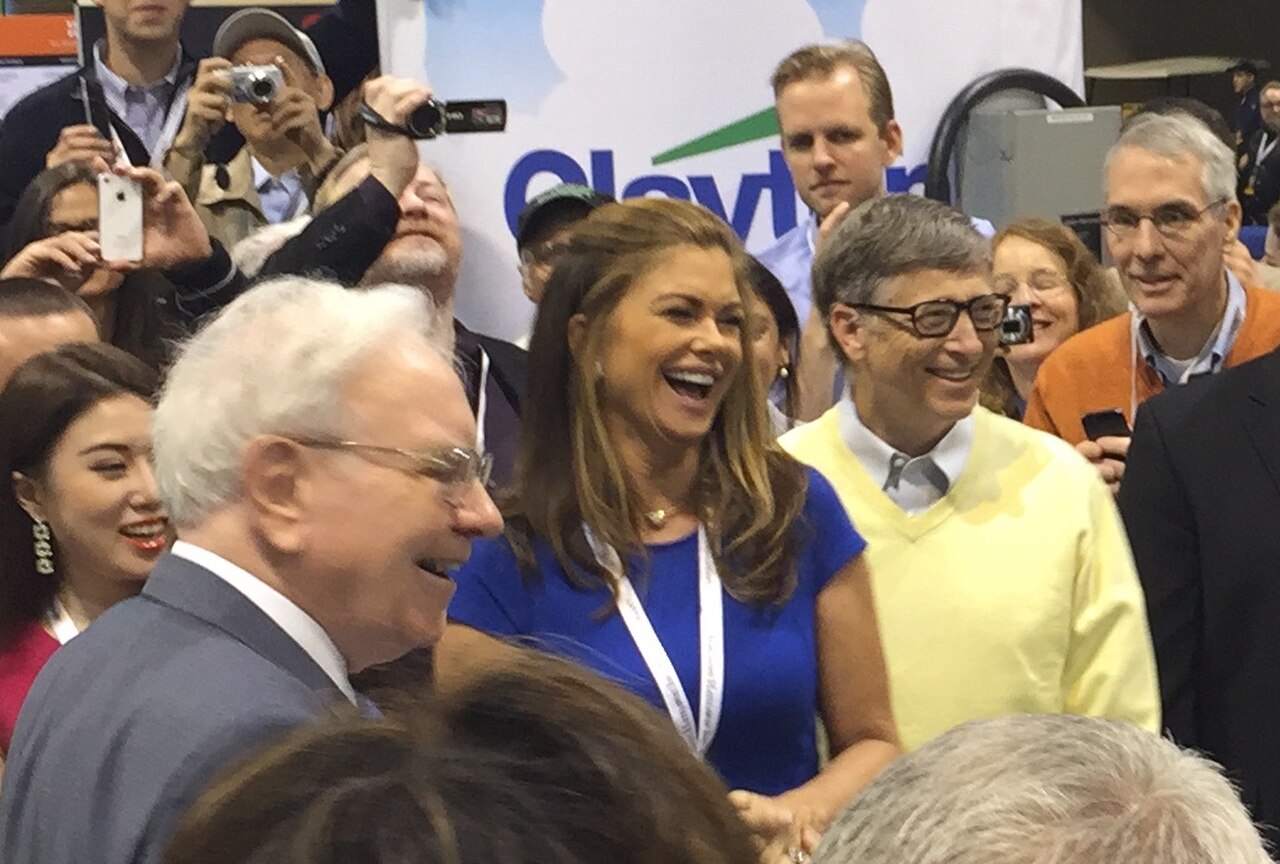 Warren Buffett with Kathy Ireland and Bill Gates at the 2015 Berkshire Hathaway shareholders meeting