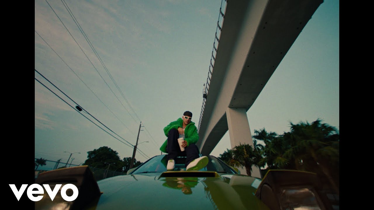 Feid in the official music video for Normal